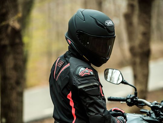 Bezpieczny kask motocyklowy – jaki model wybrać, żeby nie żałować?