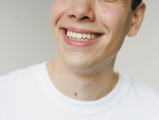 Ból i dyskomfort w jednym – skąd bierze się nadwrażliwość zębów?