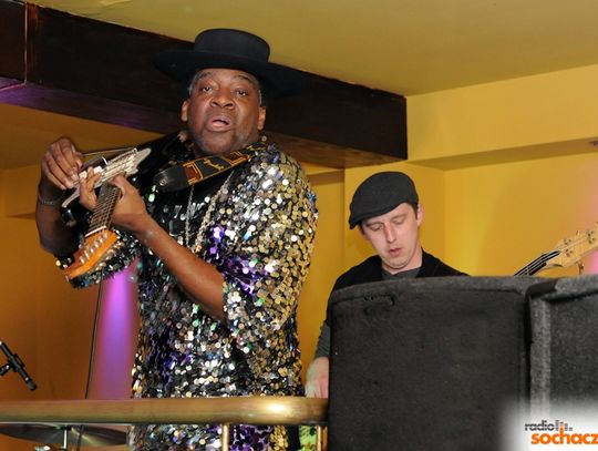 Carvin Jones i słuchanie muzyki w Sochaczewie