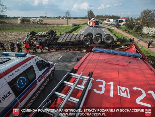 Ciężarówka do góry kołami na 50-tce: zdjęcia i relacja straży pożarnej