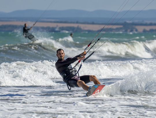 Czy warto wykupić kurs kitesurfingu lub windsurfingu?