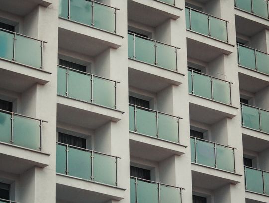 Dlaczego warto kupić dobrej jakości osłonki na balkony? 