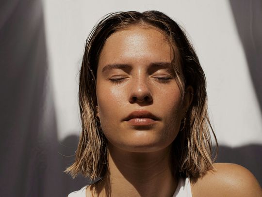 Dlaczego warto wybrać opalanie natryskowe? Poznaj korzyści