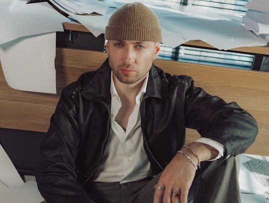 Dominik Dudek zwalnia tempo. „Może wolniej” jako manifest życia ,,tu i teraz”.