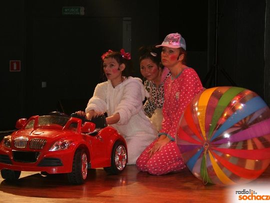 Dziecko! Mamo, Tato 6 marca Poznaj Latającą Scenę Retro