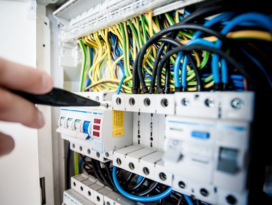 Elektryk w Warszawie: jak skorzystać z całodobowego pogotowia elektrycznego?