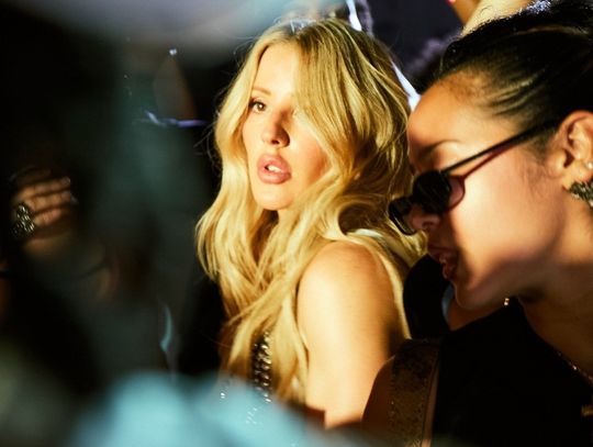 Ellie Goulding sama w świetle klubowych reflektorów. Oto „Ravers”