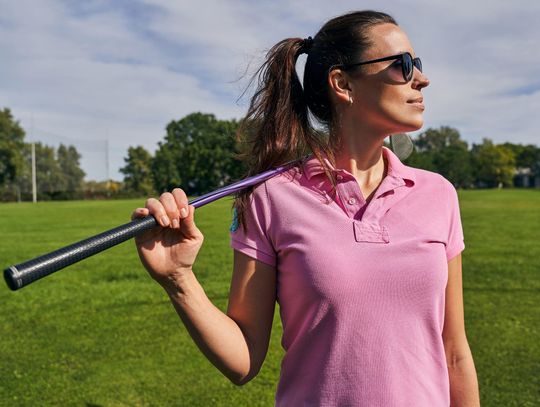 Fenomen koszulki polo – poznaj ulubione ubranie eleganckich kobiet