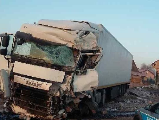 Groźny wypadek w Kamionie - samochód po zderzeniu uderzył w budynek