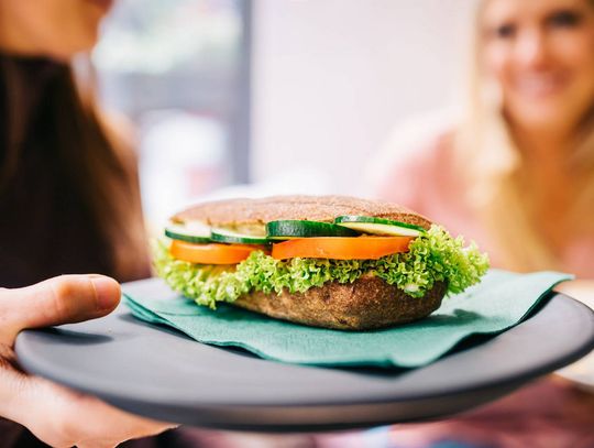 Jak budować dobrostan pracowników bez wielkich inwestycji? Wybierz kanapki z dostawą do biura!