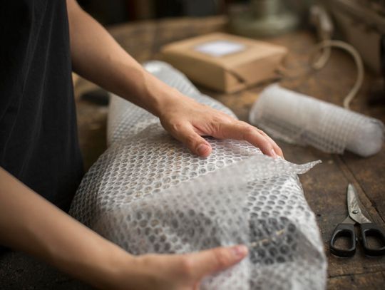 Jak pakować delikatne przedmioty przed wysyłką - porady krok po kroku