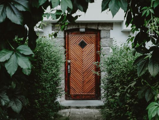 Jak wybrać trwałe i bezpieczne drzwi do domu w Piasecznie