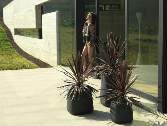 Jak zaaranżować taras z nowoczesnymi donicami ogrodowymi?