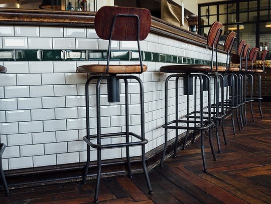 Krzesła barowe w jadalni? Dlaczego nie!