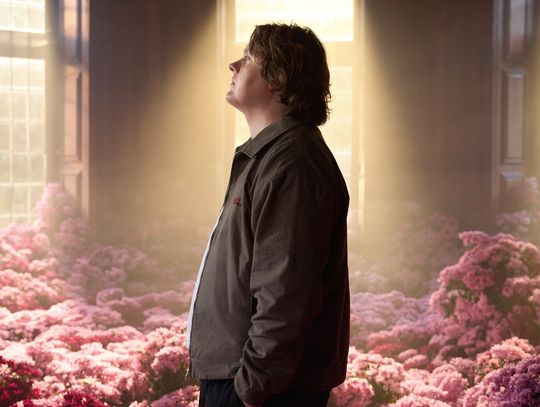 Lewis Capaldi szczerze o chorobie w poruszającym utworze „Survive”