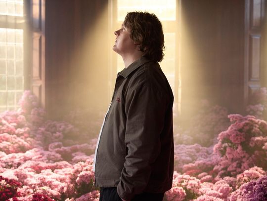 Lewis Capaldi udostępnił poruszający singiel „Something In The Heavens”
