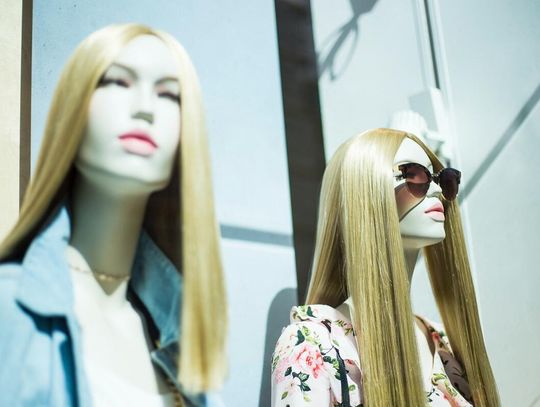 Manekin damski – sprawdź, dlaczego warto mieć go w swoim sklepie