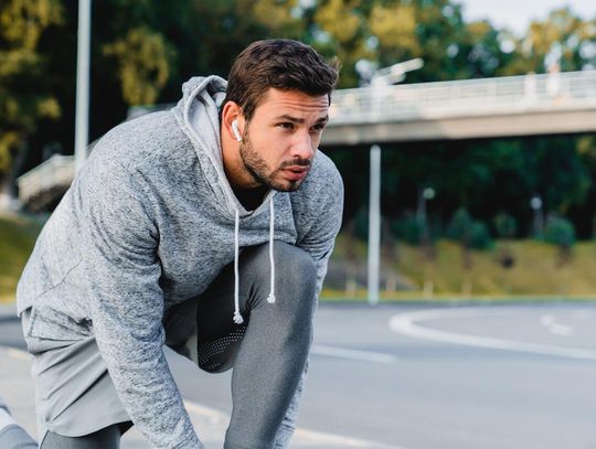 Męski styl sportowy – jak cieszyć się wygodą i świetnie się prezentować? Poznajcie nasze rady