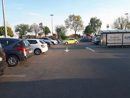 Mistrz parkowania pod galerią handlową