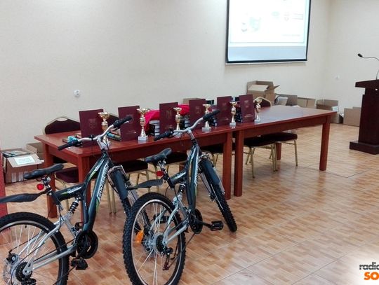 Mistrzowie zbiórki makulatury i puszek