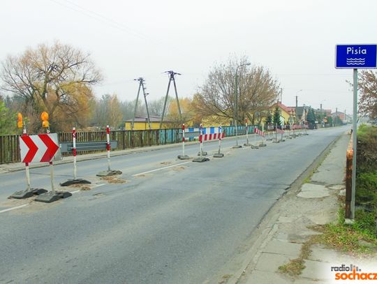 Most na rzece Pisia - służby miejskie i powiatowe pracują by jak najszybciej wytyczyć objazdy dla ciężarówek