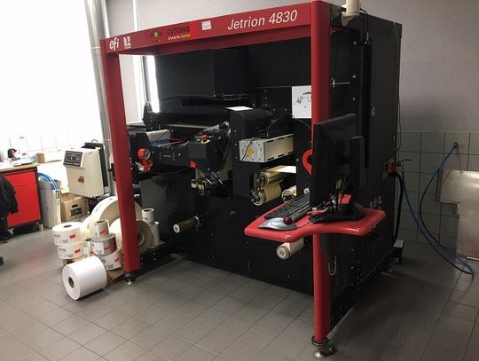 Nanoszenie etykiet samoprzylepnych na towary - łatwy i szybki proces