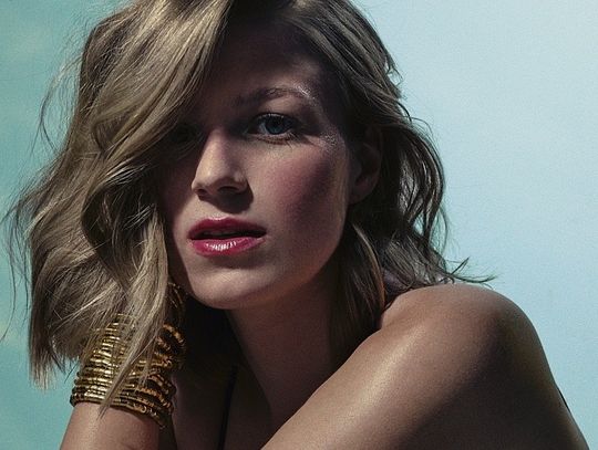 „Nie chcę być tu sama” śpiewa Kathia i zaprasza do swojego intymnego świata