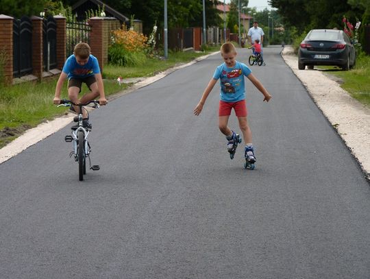 Nowy asfalt na ulicy Piaszczystej i Zacisznej