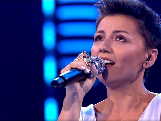O jej odpadnięciu z The Voice Of Poland było głośno. Teraz wraca z fenomenalnym singlem!