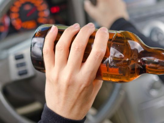 Ojciec i syn prowadzili to samo auto. Obaj byli pijani i mieli zakazy kierowania samochodami