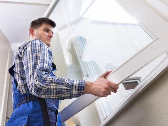 Pęknięta lub nieszczelna szyba? Profesjonalna wymiana szyb w Warszawie z SSB Serwis