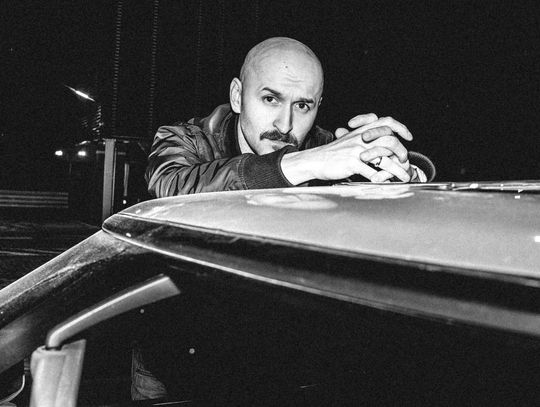 Po zaskakującym „Waniliowym” odmieniony Wojciech Baranowski z kolejnym osobistym singlem