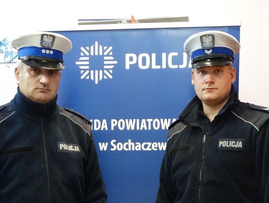 Policjanci z drogówki eskortowali przez całe miasto samochód z rodzącą kobietą