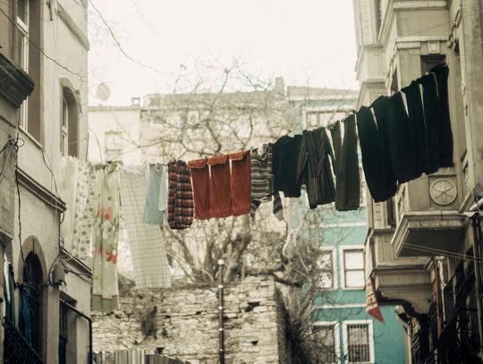 Pranie i przechowywanie ubrań – jakie rozwiązania aranżacyjne warto zastosować?