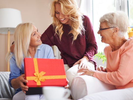 Prezent na 60 urodziny — jak sprawić radość jubilatowi?