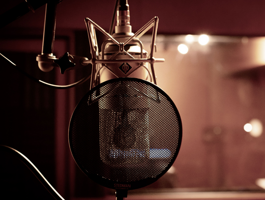 Profesjonalne studio nagraniowe a domowe warunki – 5 elementów, które robią różnicę
