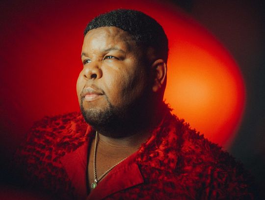 Ray Dalton prezentuje swoje nowe wcielenie w singlu „Blood Running”