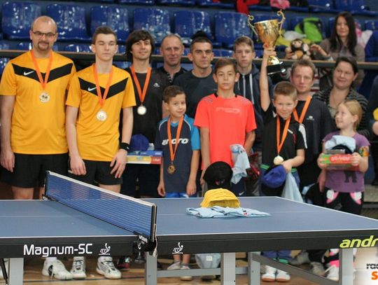 Rodziny grają w tenisa stołowego