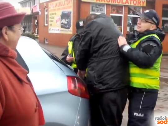 Sochaczew: Policja wyjaśnia okoliczności zatrzymania mężczyzny który nieprawidłowo przechodził przez jezdnię