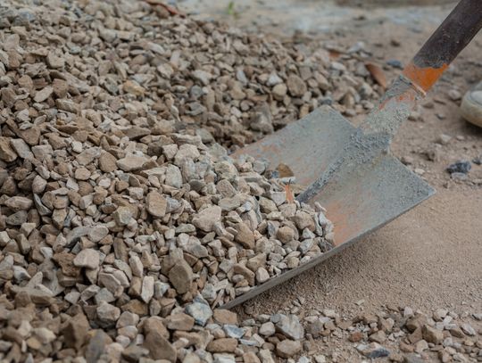 Sprzedaż oraz transport kruszyw – dlaczego warto nawiązać współpracę z profesjonalną firmą?