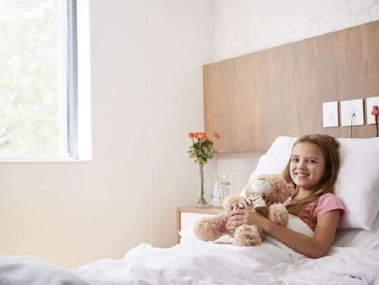 Szafka przyłóżkowa z blatem - alternatywa dla małych pacjentów