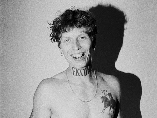 Szczyl wraca po pięciu latach. “Dla Ciebie” zapowiada nowy album “przedwczoraj, dzisiaj, pojutrze”