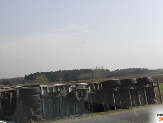 TIR w rowie między Iłowem a Łąckiem