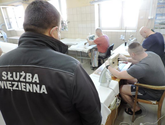 Więźniowie szyją maseczki w Zakładzie Karnym w Łowiczu