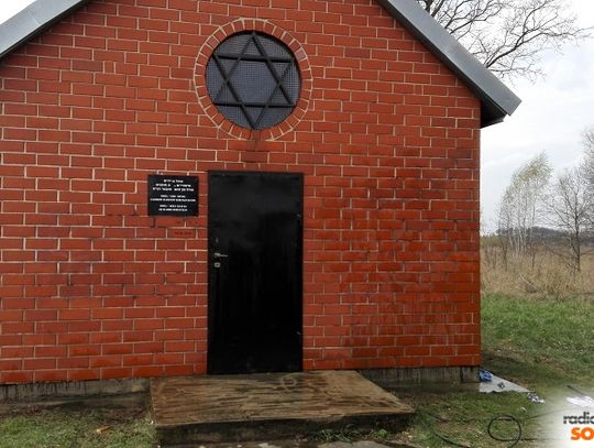 Wyczyścili napisy na cmentarzu