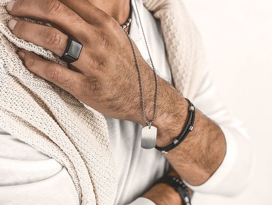 Wyjątkowy Prezent: Biżuteria z Grawerem - Personalizowany Wyraz Uczuć