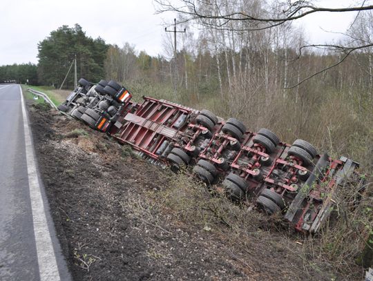 Wypadek w Bielicach, ciężarówka wylądowała w rowie!