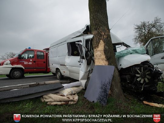 Wypadek w Żdżarowie: samochód dostawczy uderzył w drzewo