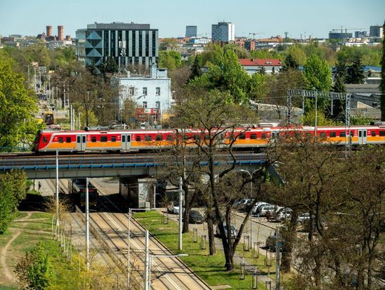 Zakup mieszkania w mieście z dobrym połączeniem kolejowym – co warto sprawdzić?