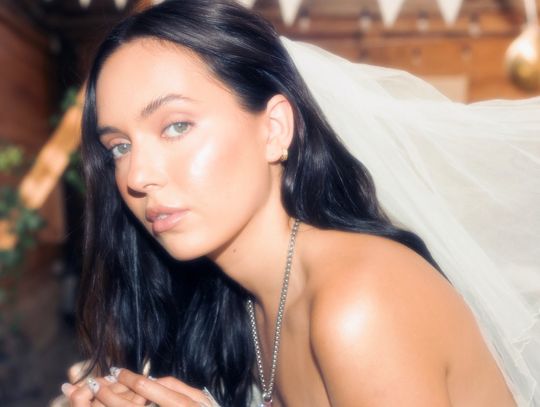 Zalia prezentuje nowy singiel „raj” – intymną opowieść o miłości i rozczarowaniu